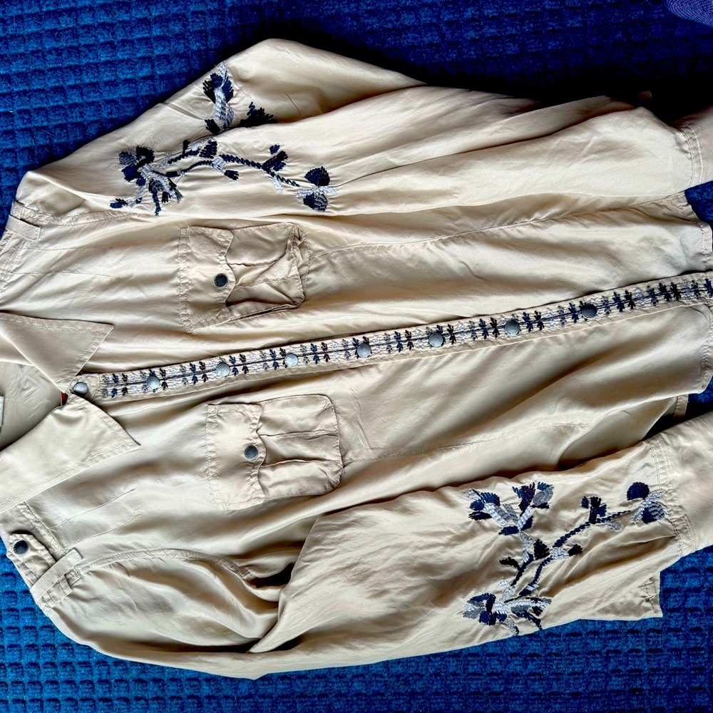 Da-Nang Cream Blouse with Blue Embroidery
